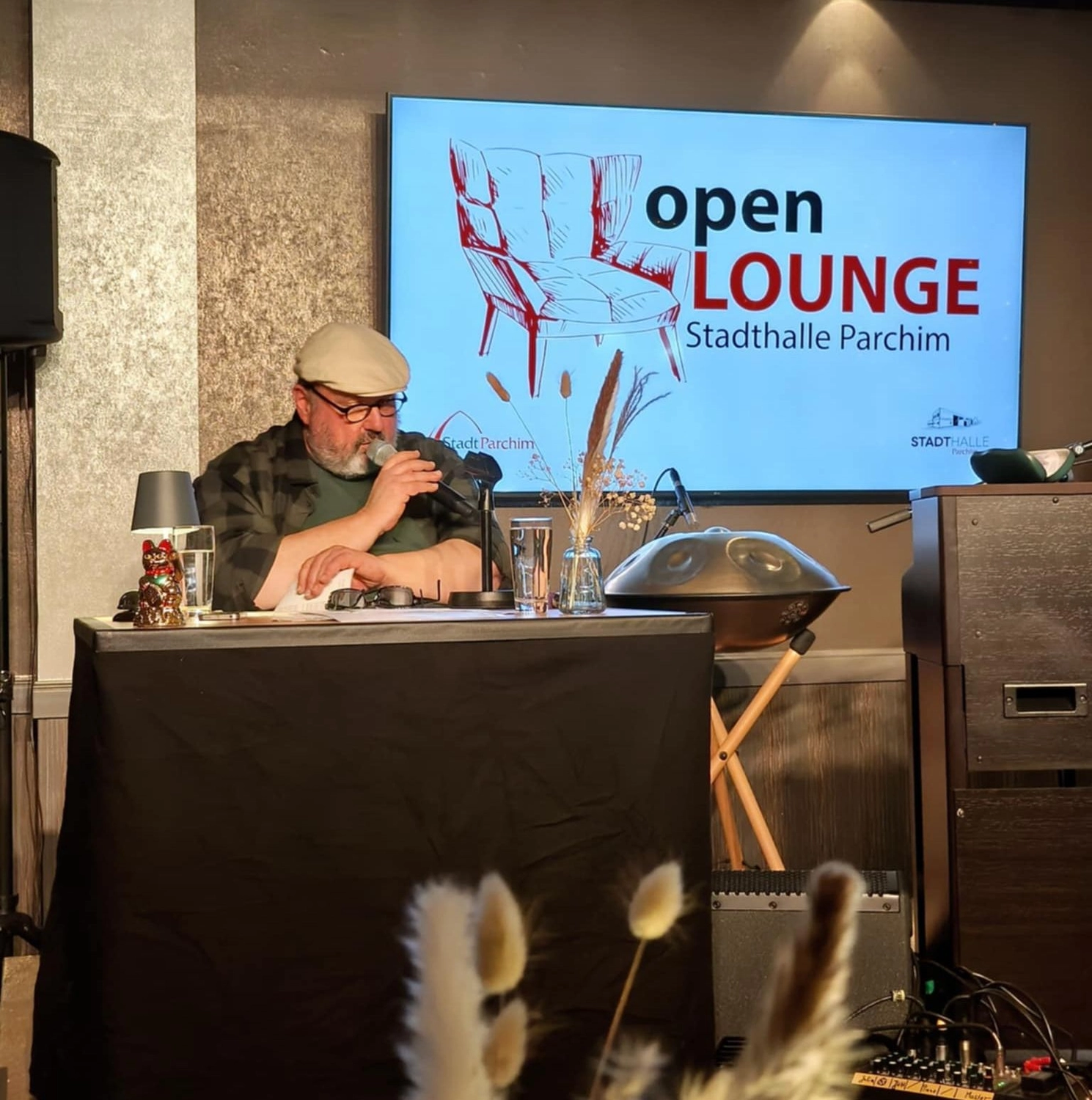 Jörg Ulrich Helgert - Lyriker - Dichter bei einer Lesung im offenen Salon