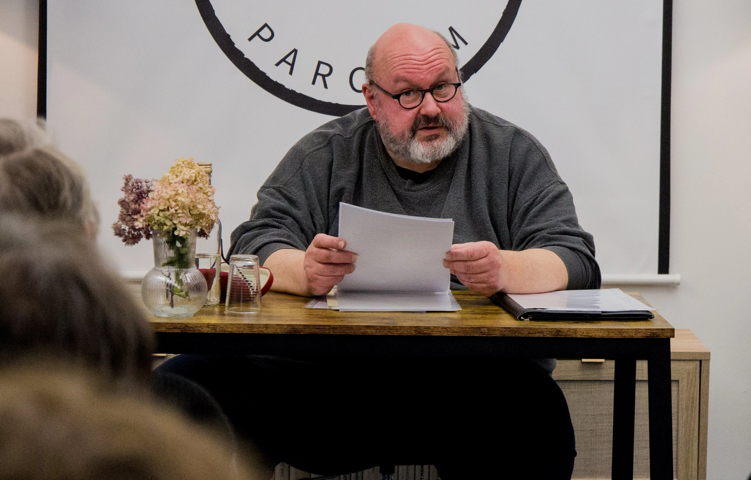 Jörg Ulrich Helgert - Lyriker - Dichter bei einer Lesung im offenen Salon