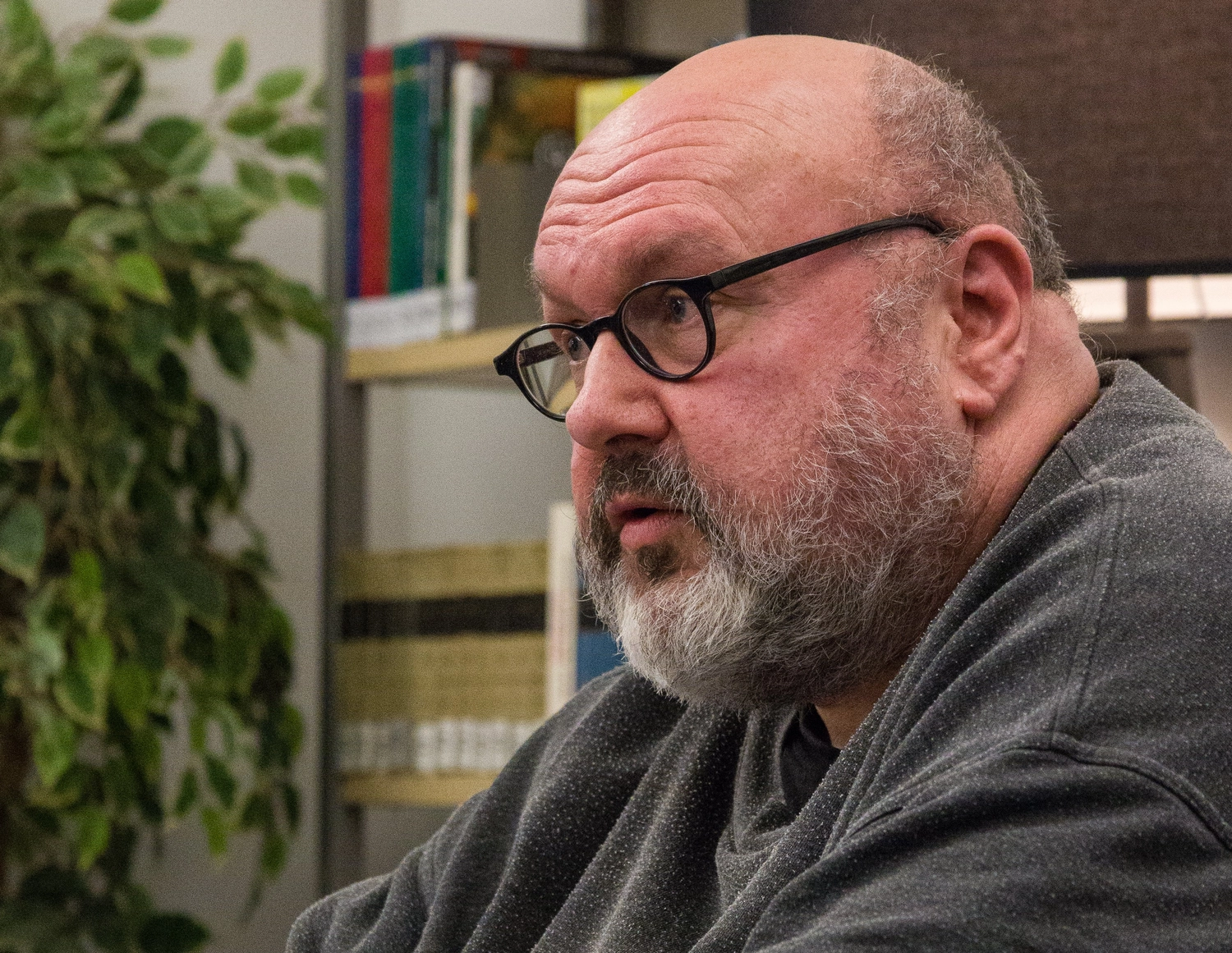 Jörg Ulrich Helgert - Lyriker - Dichter bei einer Lesung im offenen Salon