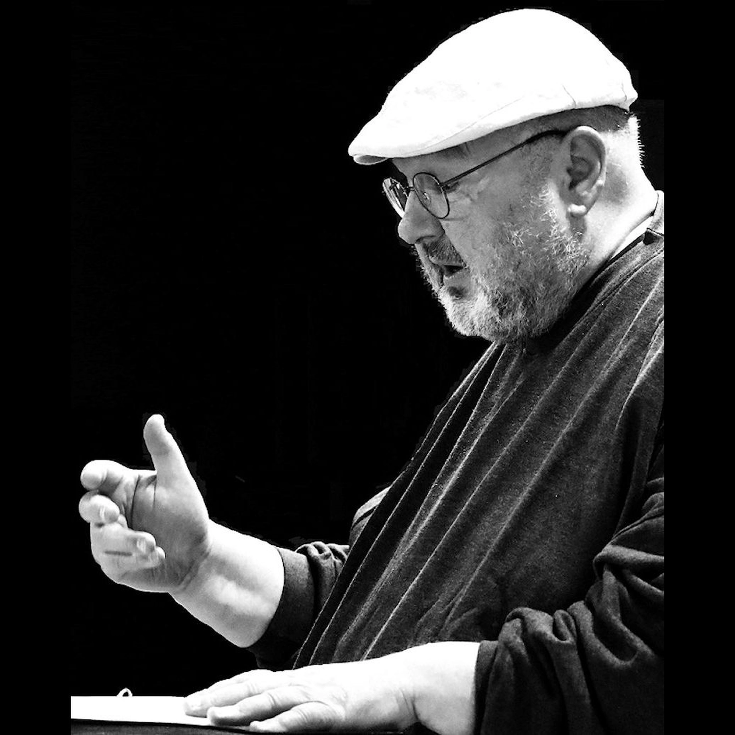 Jörg Ulrich Helgert - Lyriker - Dichter bei einer Lesung im offenen Salon