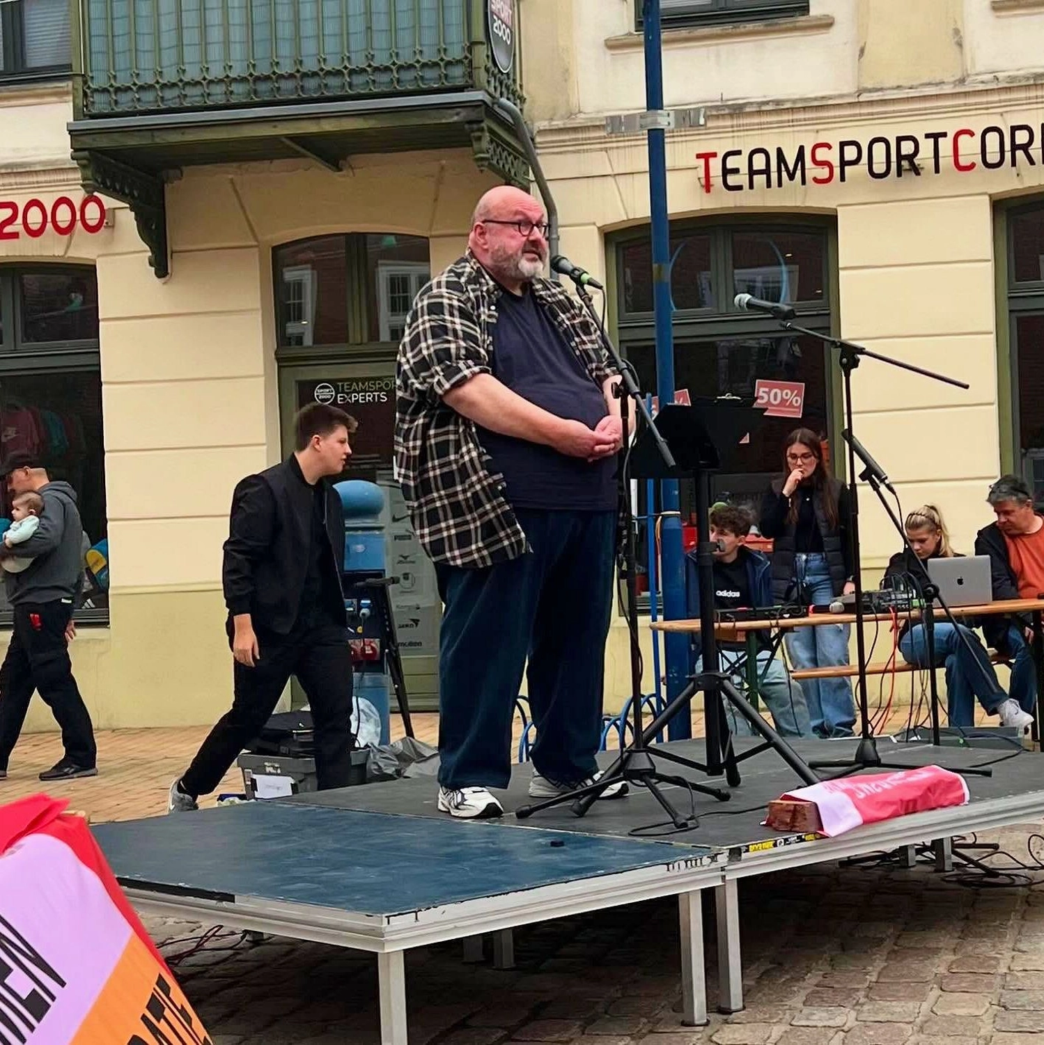 Jörg Ulrich Helgert - Lyriker - Dichter bei einer Lesung im offenen Salon